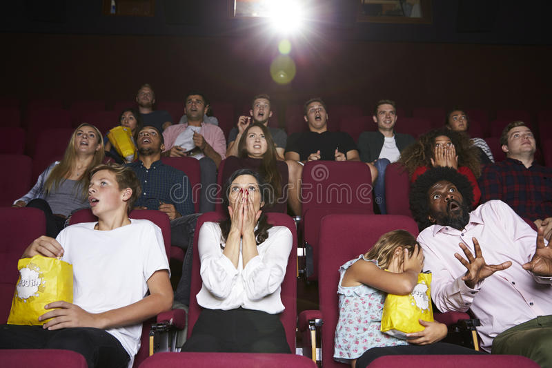 audiencia en película de terror de observación del cine 79849664
