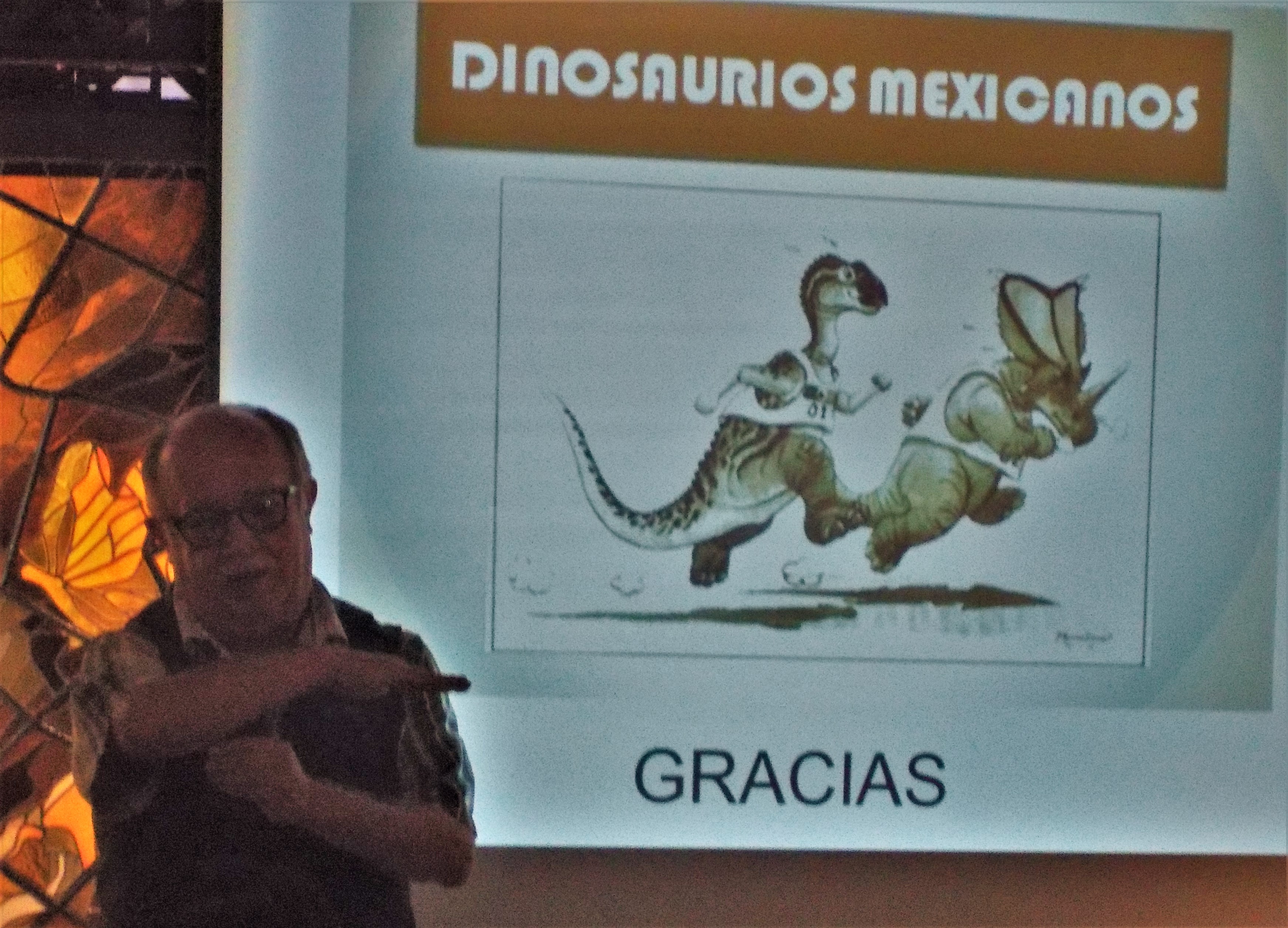 M. en C. René Hernández rivera en su charla “¿Por qué sabemos que existen los dinosaurios?” M. en C. René Hernández rivera en su charla “¿Por qué sabemos que existen los dinosaurios?”
