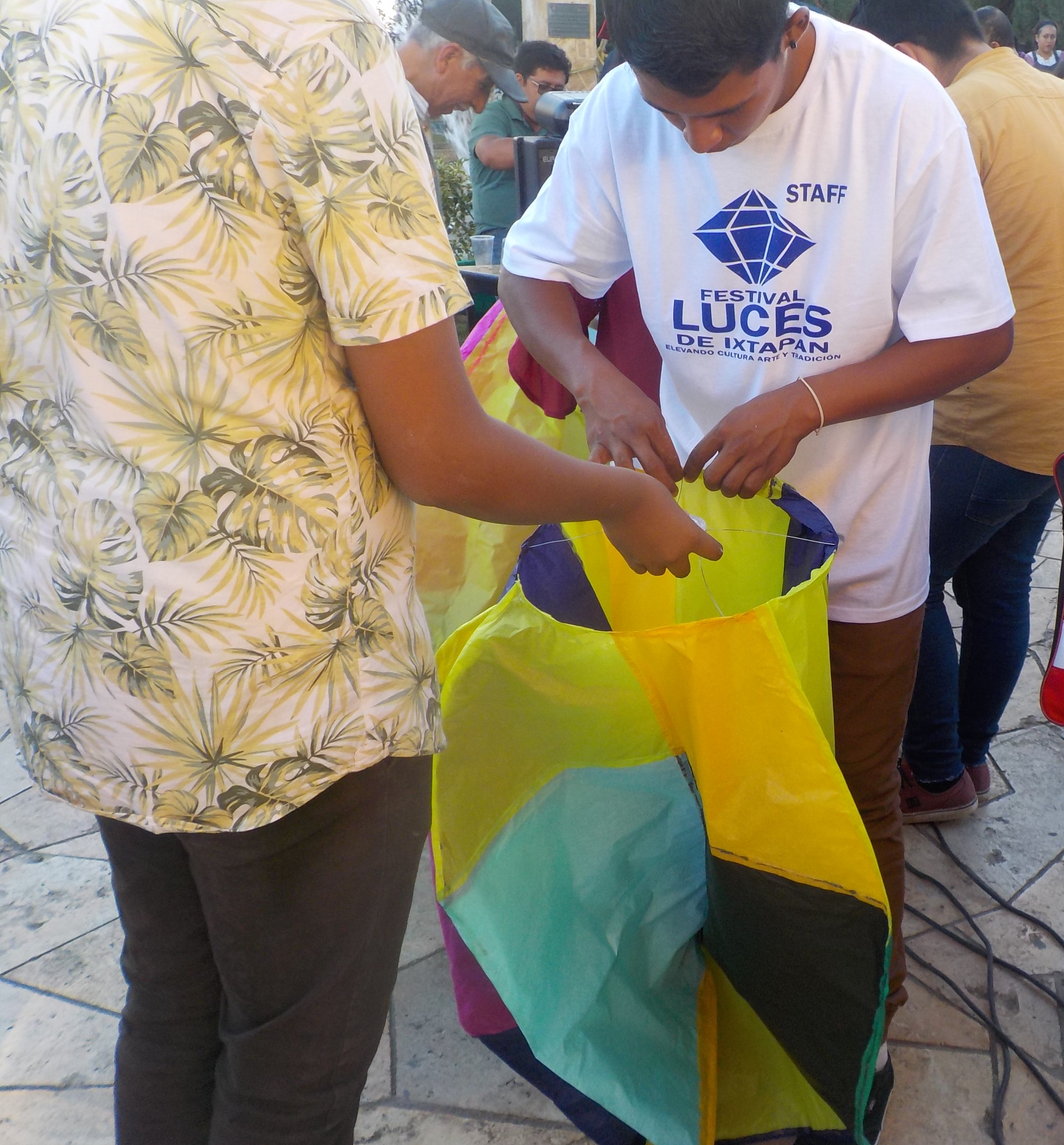 Staff ayudando a la elaboración de un globo de papel de china.